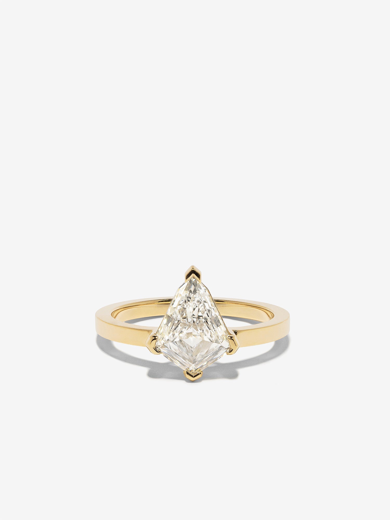 Solitaire Kite Diamond in Prongs with Straight Edge Band
